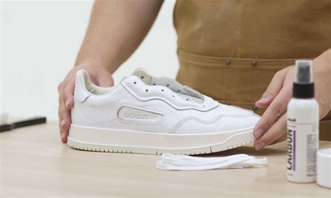 Witte sneakers schoonmaken met dit 6 stappenplan 